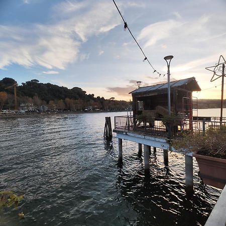 Chalet Romantico Sul Lago Lägenhet Anguillara Sabazia Exteriör bild