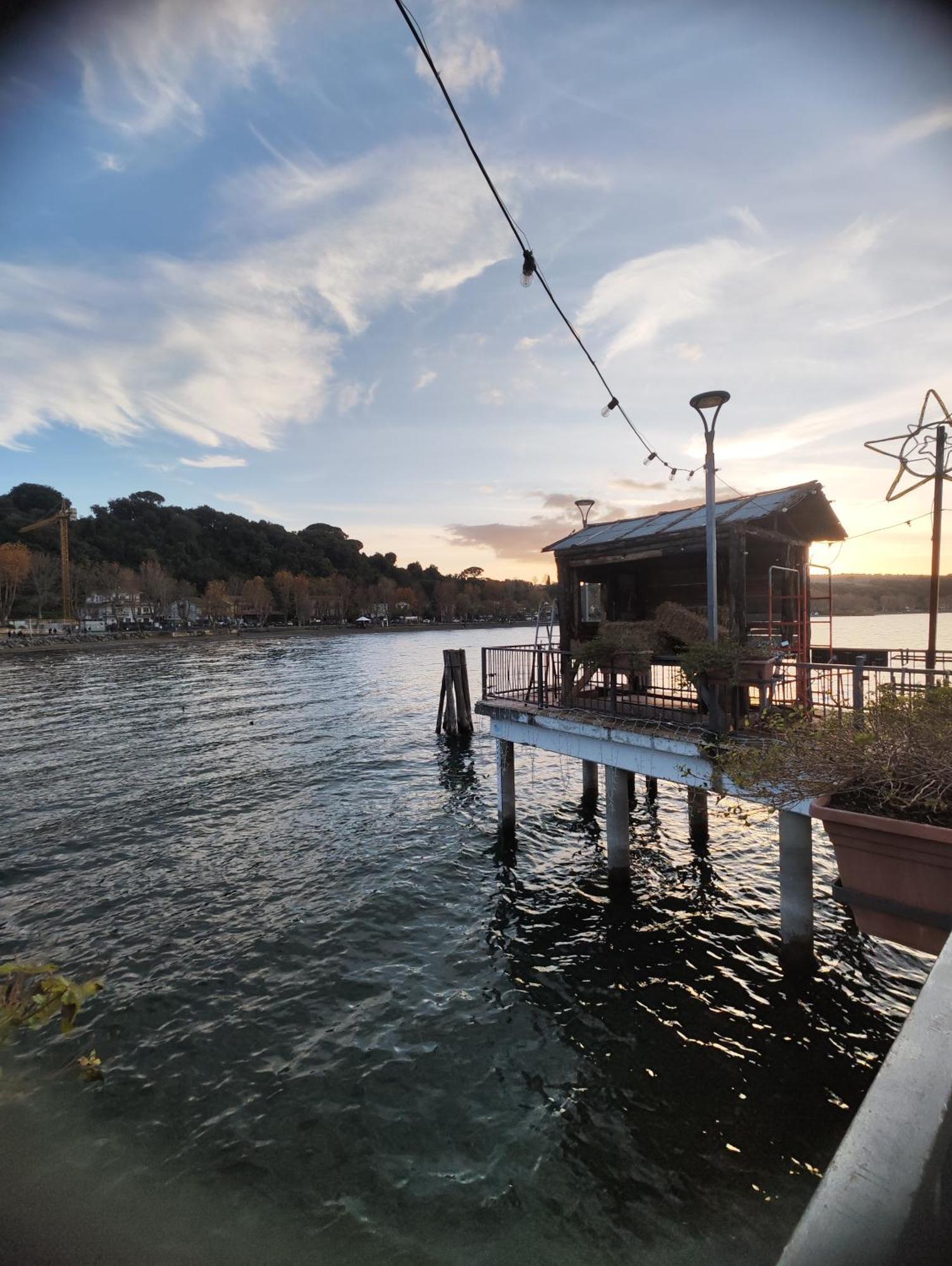 Chalet Romantico Sul Lago Lägenhet Anguillara Sabazia Exteriör bild